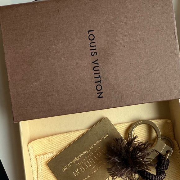 Louis Vuitton Key Ring – A Perfect Gift for Any Occasion - Picture 4 of 15